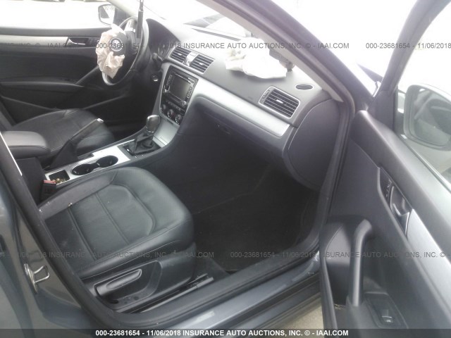 1VWBH7A33DC061881 - 2013 VOLKSWAGEN PASSAT SE GRAY photo 5