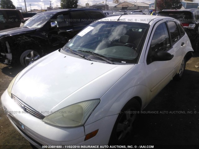 3FAFP37332R196323 - 2002 FORD FOCUS ZX5 WHITE photo 2