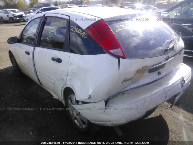 3FAFP37332R196323 - 2002 FORD FOCUS ZX5 WHITE photo 3