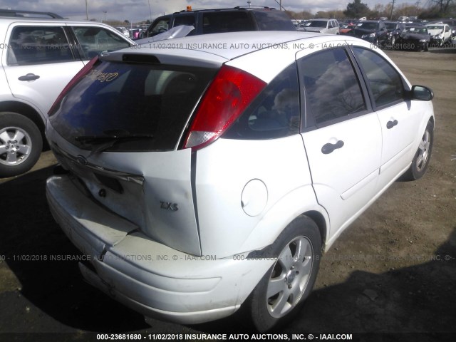 3FAFP37332R196323 - 2002 FORD FOCUS ZX5 WHITE photo 4