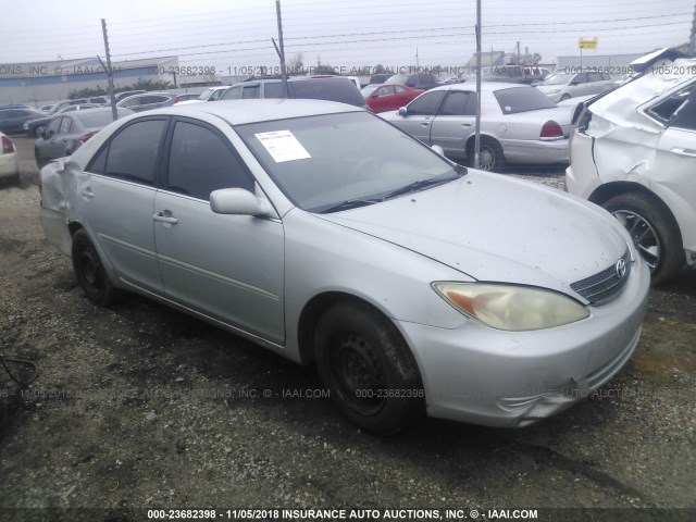 4T1BE32K52U076685 - 2002 TOYOTA CAMRY LE/XLE/SE SILVER photo 1