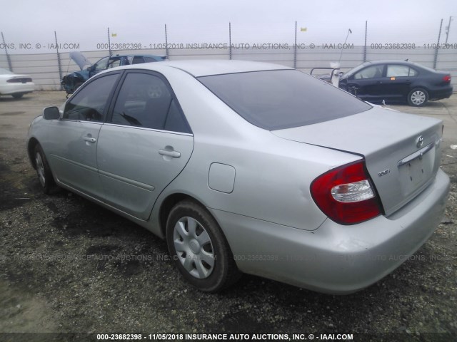 4T1BE32K52U076685 - 2002 TOYOTA CAMRY LE/XLE/SE SILVER photo 3