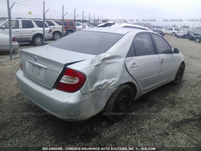 4T1BE32K52U076685 - 2002 TOYOTA CAMRY LE/XLE/SE SILVER photo 4