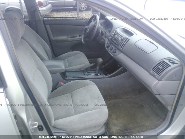 4T1BE32K52U076685 - 2002 TOYOTA CAMRY LE/XLE/SE SILVER photo 5