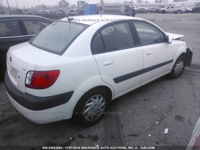 KNADE223396521789 - 2009 KIA RIO LX/SX WHITE photo 4