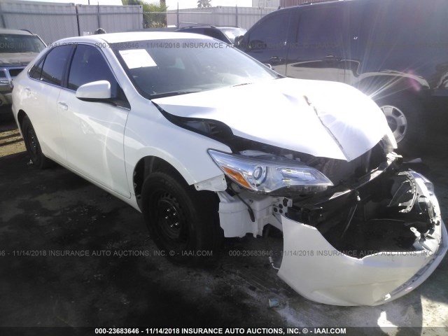 4T1BF1FK2HU623416 - 2017 TOYOTA CAMRY LE/XLE/SE/XSE WHITE photo 1