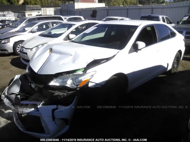 4T1BF1FK2HU623416 - 2017 TOYOTA CAMRY LE/XLE/SE/XSE WHITE photo 2