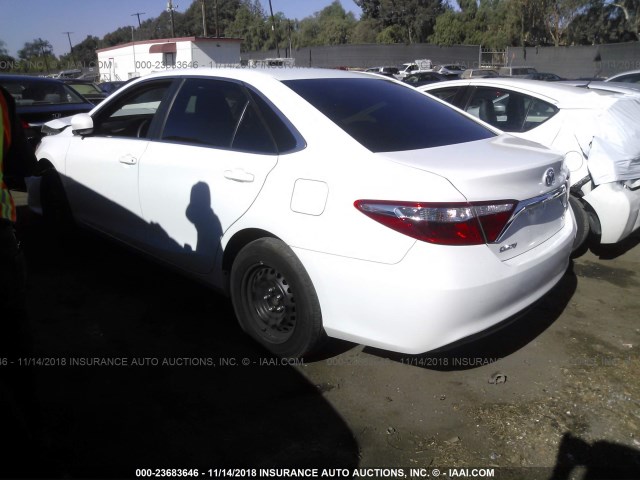 4T1BF1FK2HU623416 - 2017 TOYOTA CAMRY LE/XLE/SE/XSE WHITE photo 3