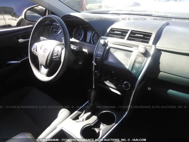 4T1BF1FK2HU623416 - 2017 TOYOTA CAMRY LE/XLE/SE/XSE WHITE photo 5