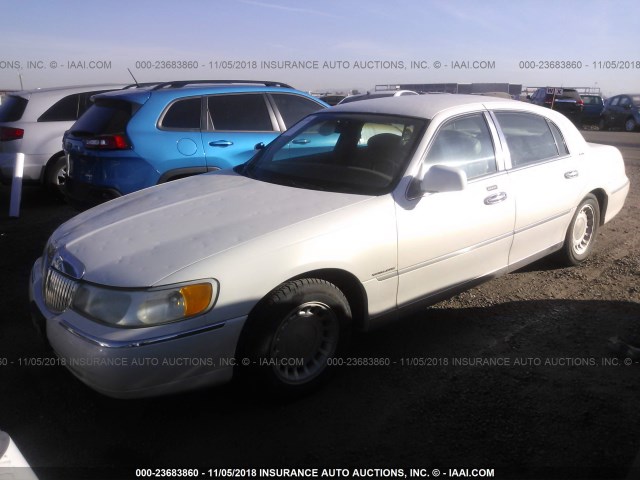 1LNHM81W2YY907270 - 2000 LINCOLN TOWN CAR EXECUTIVE WHITE photo 2