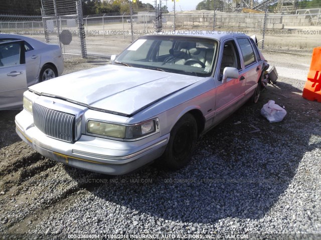 1LNLM82W7TY686038 - 1996 LINCOLN TOWN CAR SGN/DMND ANV/CYPRESS/JN SILVER photo 2