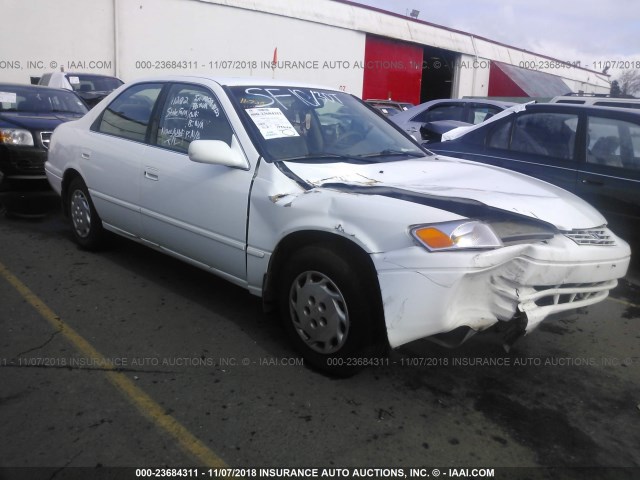 JT2BG22K0W0201056 - 1998 TOYOTA CAMRY CE/LE/XLE WHITE photo 1