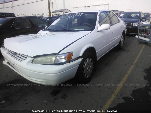 JT2BG22K0W0201056 - 1998 TOYOTA CAMRY CE/LE/XLE WHITE photo 2