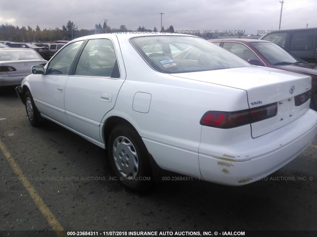 JT2BG22K0W0201056 - 1998 TOYOTA CAMRY CE/LE/XLE WHITE photo 3