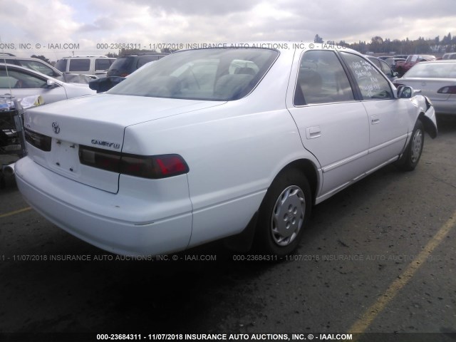 JT2BG22K0W0201056 - 1998 TOYOTA CAMRY CE/LE/XLE WHITE photo 4