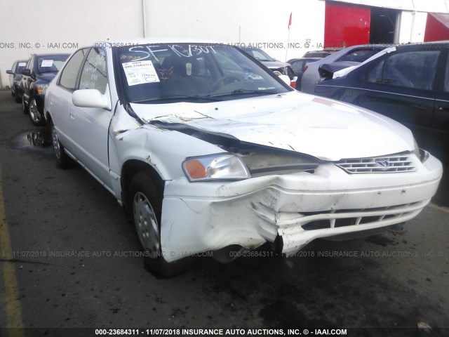 JT2BG22K0W0201056 - 1998 TOYOTA CAMRY CE/LE/XLE WHITE photo 6