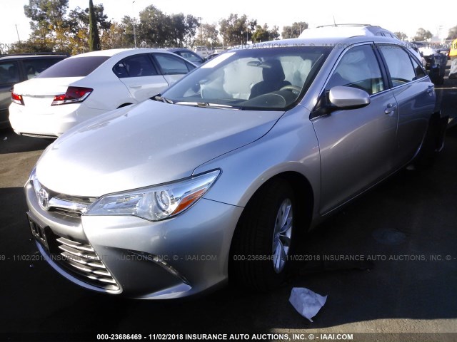 4T4BF1FKXFR506184 - 2015 TOYOTA CAMRY LE/XLE/SE/XSE SILVER photo 2