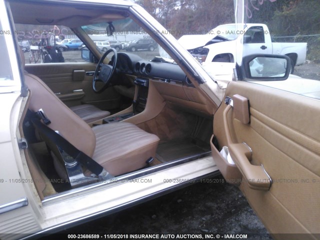 WDBBA48D8GA054606 - 1986 MERCEDES-BENZ 560 SL CREAM photo 5