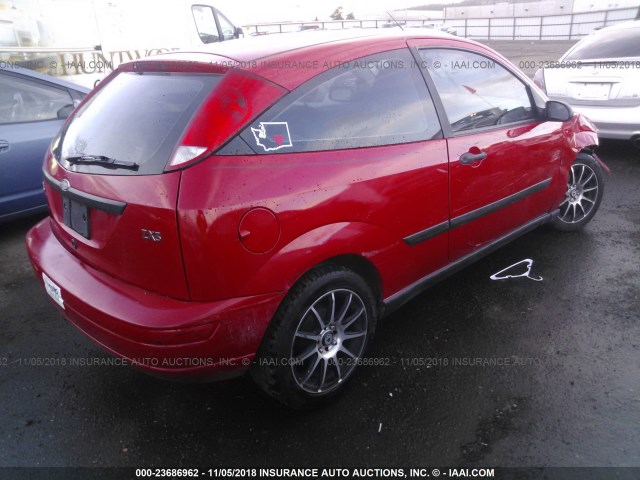 3FAFP31302R191542 - 2002 FORD FOCUS ZX3 RED photo 4
