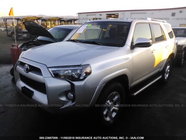 JTEBU5JR9J5555116 - 2018 TOYOTA 4RUNNER SR5 PREM/LTDL/TRAIL/TRD SILVER photo 2