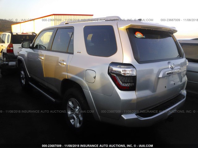 JTEBU5JR9J5555116 - 2018 TOYOTA 4RUNNER SR5 PREM/LTDL/TRAIL/TRD SILVER photo 3