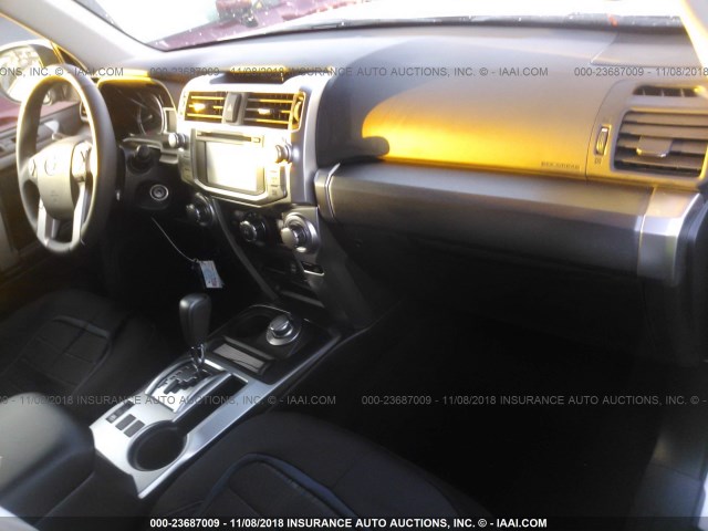 JTEBU5JR9J5555116 - 2018 TOYOTA 4RUNNER SR5 PREM/LTDL/TRAIL/TRD SILVER photo 5