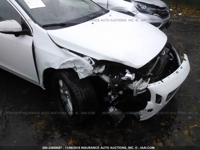 YV1902FH3C2132480 - 2012 VOLVO S60 T6 WHITE photo 6