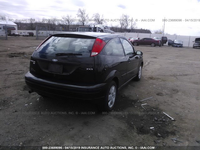 1FAFP31NX6W239763 - 2006 FORD FOCUS ZX3 BLACK photo 4