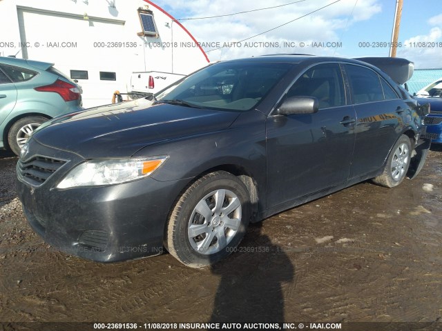 4T1BF3EKXBU180355 - 2011 TOYOTA CAMRY SE/LE/XLE GRAY photo 2