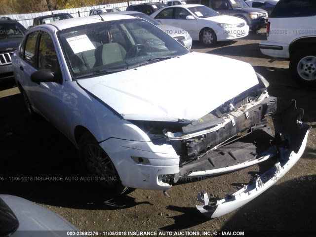 1FAHP34N06W257399 - 2006 FORD FOCUS ZX4 WHITE photo 1