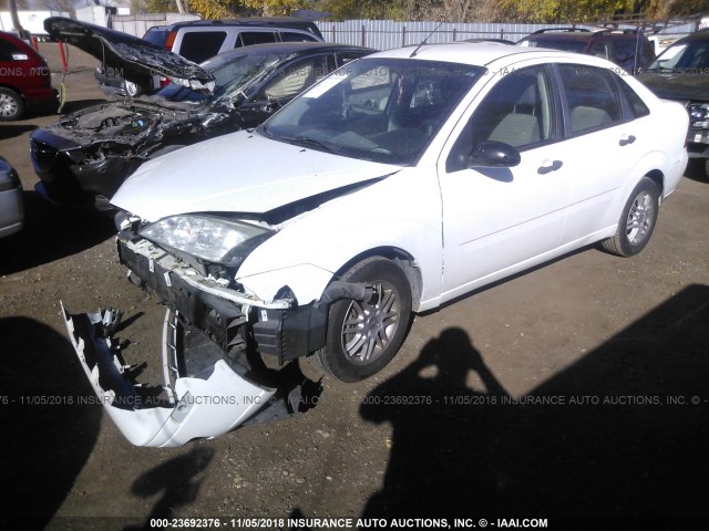 1FAHP34N06W257399 - 2006 FORD FOCUS ZX4 WHITE photo 2