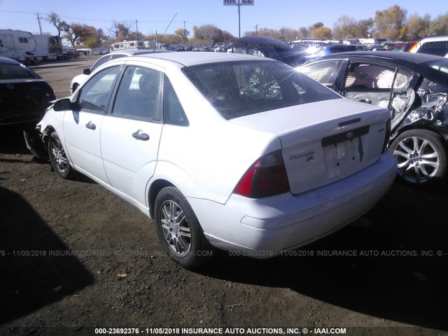 1FAHP34N06W257399 - 2006 FORD FOCUS ZX4 WHITE photo 3