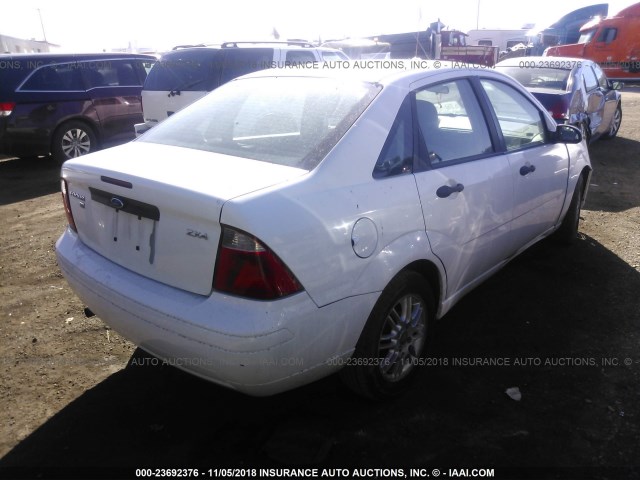 1FAHP34N06W257399 - 2006 FORD FOCUS ZX4 WHITE photo 4