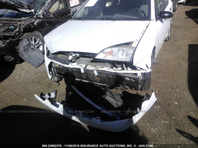 1FAHP34N06W257399 - 2006 FORD FOCUS ZX4 WHITE photo 6