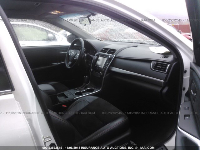 4T1BF1FK5GU120378 - 2016 TOYOTA CAMRY LE/XLE/SE/XSE WHITE photo 5