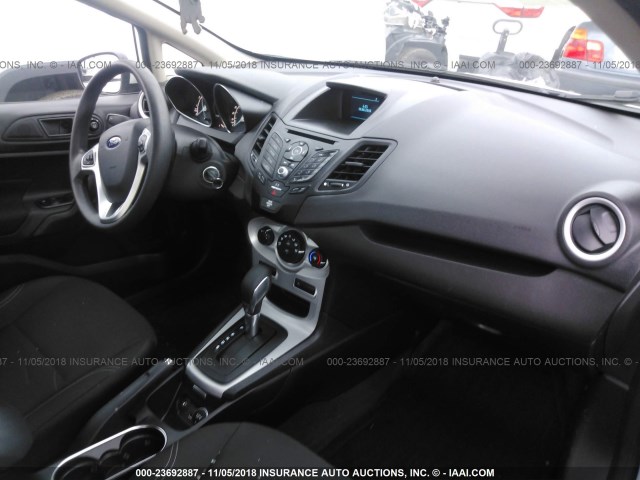 3FADP4BJ1HM135903 - 2017 FORD FIESTA SE WHITE photo 5