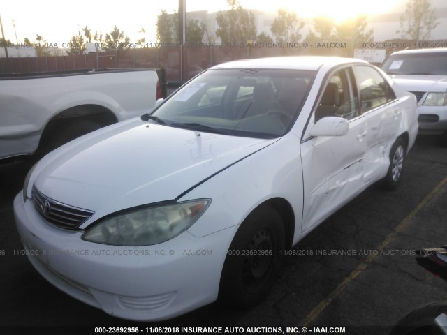 4T1BE32K95U424587 - 2005 TOYOTA CAMRY LE/XLE/SE WHITE photo 2