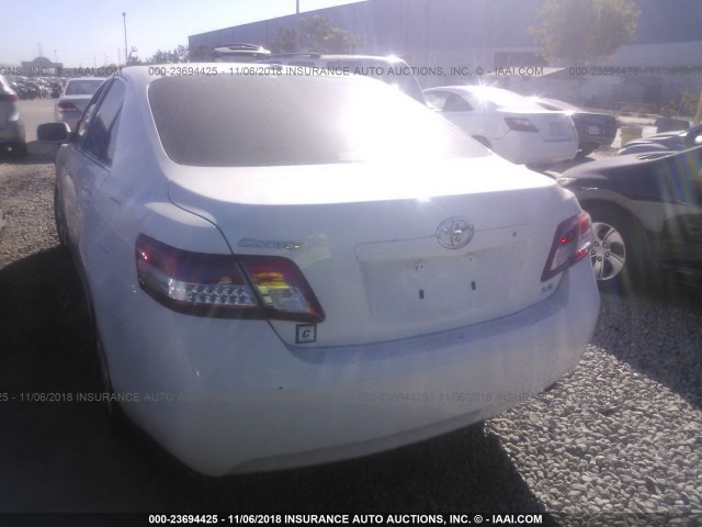 4T1BF3EKXBU746479 - 2011 TOYOTA CAMRY SE/LE/XLE WHITE photo 3