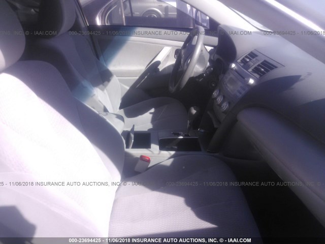 4T1BF3EKXBU746479 - 2011 TOYOTA CAMRY SE/LE/XLE WHITE photo 5