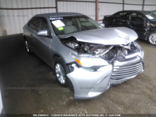 4T1BF1FK1HU793962 - 2017 TOYOTA CAMRY LE/XLE/SE/XSE SILVER photo 1