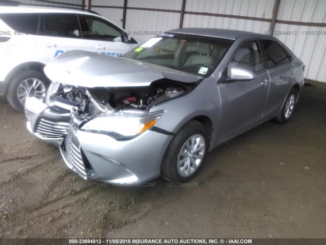 4T1BF1FK1HU793962 - 2017 TOYOTA CAMRY LE/XLE/SE/XSE SILVER photo 2