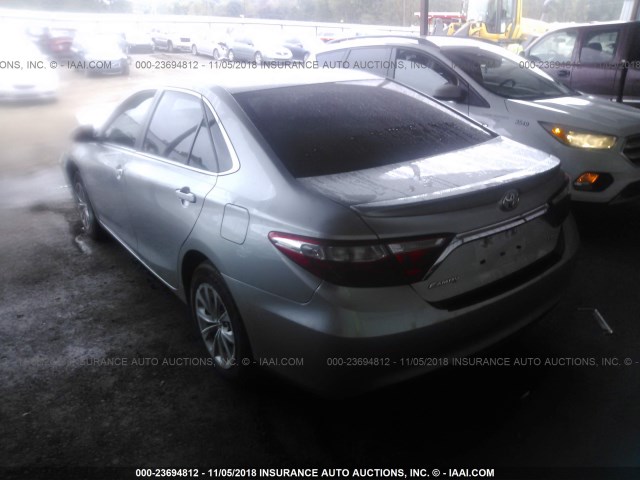 4T1BF1FK1HU793962 - 2017 TOYOTA CAMRY LE/XLE/SE/XSE SILVER photo 3