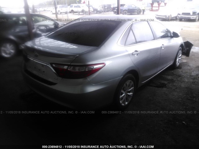 4T1BF1FK1HU793962 - 2017 TOYOTA CAMRY LE/XLE/SE/XSE SILVER photo 4