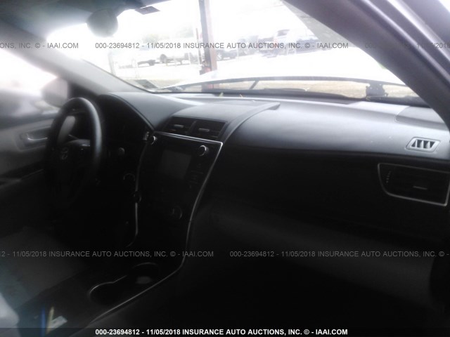 4T1BF1FK1HU793962 - 2017 TOYOTA CAMRY LE/XLE/SE/XSE SILVER photo 5