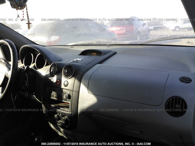 KL1TD52625B328054 - 2005 CHEVROLET AVEO LS WHITE photo 5