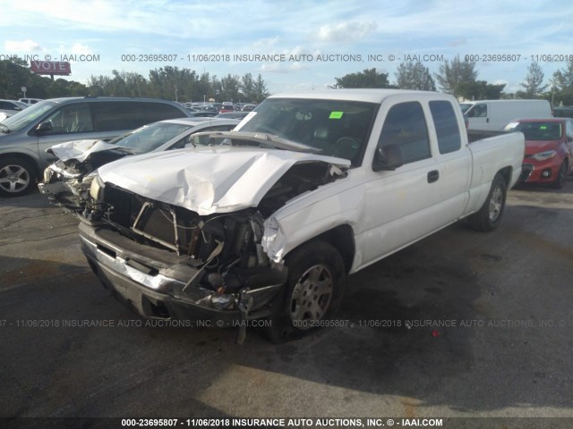 2GCEC19V051298689 - 2005 CHEVROLET SILVERADO C1500 WHITE photo 2