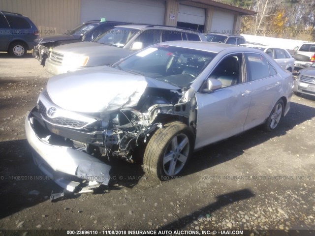 4T1BF1FK0CU029903 - 2012 TOYOTA CAMRY SE/LE/XLE ვერცხლისფერი ფოტო 2