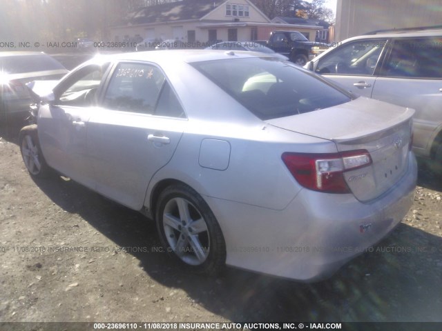 4T1BF1FK0CU029903 - 2012 TOYOTA CAMRY SE/LE/XLE ვერცხლისფერი ფოტო 3