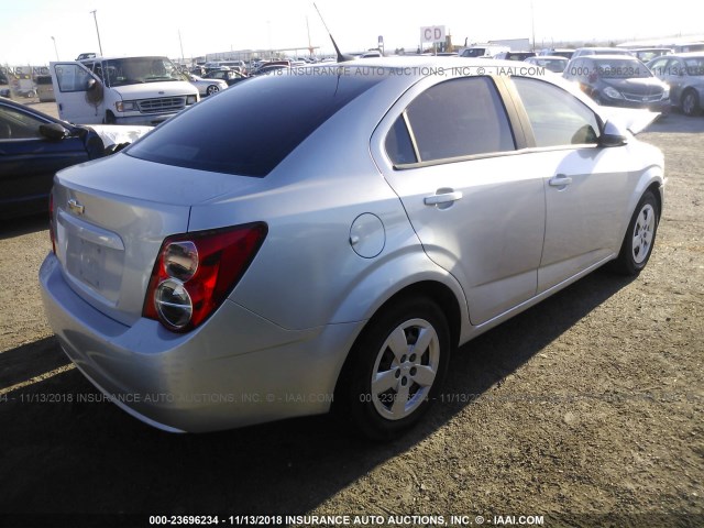 1G1JA5SH7D4236461 - 2013 CHEVROLET SONIC LS 银色 照片 4