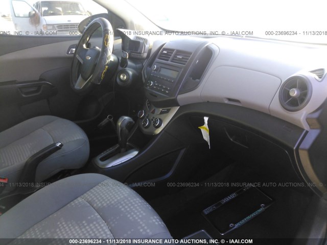 1G1JA5SH7D4236461 - 2013 CHEVROLET SONIC LS 银色 照片 5